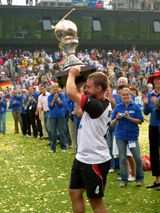 Philipp Crone mit dem WM Pokal 2006  DHB (klicken um das Bild zu vergrssern!)
