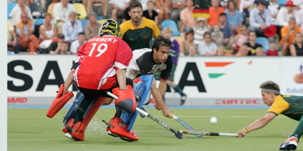 Christopher Zeller ist nach längerer Verletzungspause beim Zentrallehrgang in Südafrika (hier eine Szene aus dem WM-Spiel 2000 gegen den Afrikameister) wieder mit dabei.