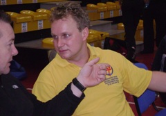 Alex Tröllsch (.) im Gespräch mit Umpires Manager Craig Madden. Foto: Steckelbruck