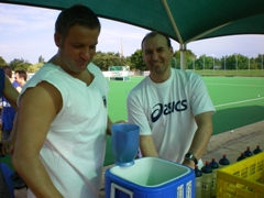 Die Team-Physios Mario Plesse (l.) und Andreas Papenfuß. Foto: Heimpel