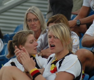 Unterst�tzung von der Trib�ne: die P-Akkreditierten und dahinter Deutschlands Olympia-Schiedsrichterin Ute Conen.