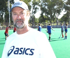 Dr. Winfried Koller auf dem Trainingsplatz in Mendoza. Foto: Fanny Rinne